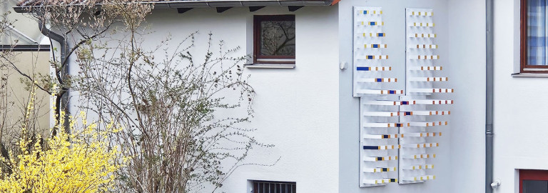 "Himmelwärts" - Holzrelief am Dietrich-Bonhoeffer-Haus der Christuskirceh