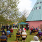 2021, Kantate:  Gottesdienst im Garten der Friedenskirche in Eggolsheim. Von Angst und Sorge spannte sich der inhaltliche Bogen der Gospelkanons hin zu Hoffnung und Zuversicht, um in das Lob Gottes zu münden. Der Mut zum Risiko des Vorbereitungsteams wurde belohnt, als sich kurz vor Gottesdienstbeginn die dichten Regenwolken verzogen und sogar einzelne Sonnenstrahlen für zusätzliche Wärme sorgten. Foto: @Ingrid Berger