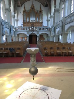 Foucaultsches Pendel in der St. Johannis-Kirche Forchheim mit Blick zur Orgel-Empore