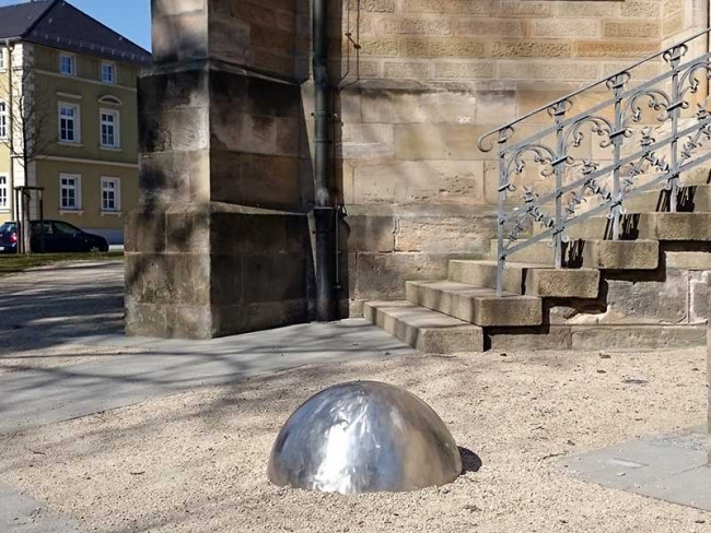 Kostbare Entdeckungen am Weg - Die Gottesperle am Seiteneingang der Kirche