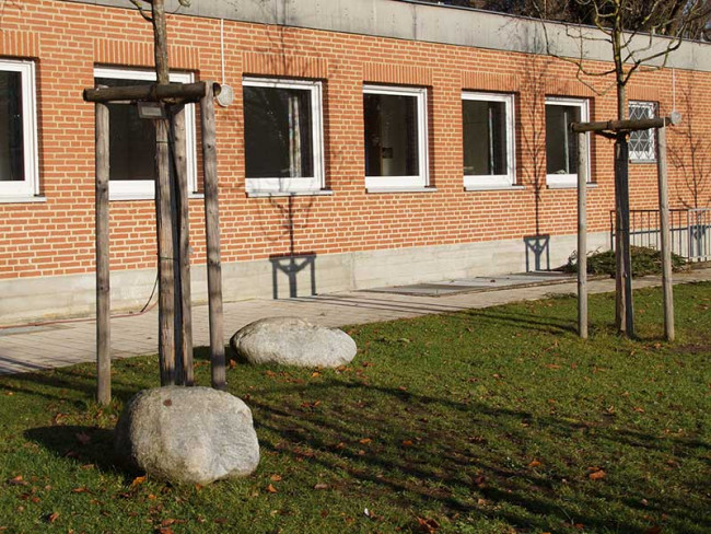 Kostbarkeiten am Weg - Findlinge als Perlen der Stille am Gemeindehaus