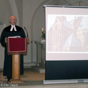 Pfarrer Enno Weidt zeigt einen geschichtlichen Abriss der St. Johannis-Kirche