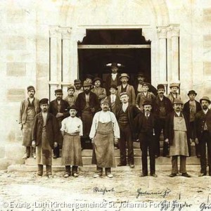 Handwerker vor dem Hauptportal im September 1896 (Quelle: Evang.-Luth Kirchengemeinde St. Johannis Forchheim)