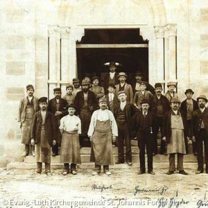 Handwerker vor dem Hauptportal im September 1896 (Quelle: Evang.-Luth Kirchengemeinde St. Johannis Forchheim)