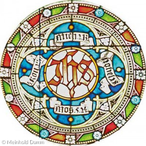 Rechtes Chorfenster: Name Jesu mit Spruchbändern (Quelle: Meinhold Damm)