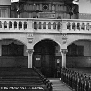 Wand unterhalb der Orgelempore mit originaler Wandfassung (Quelle: Baureferat der ELKB, Archiv)