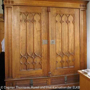 Paramentenschrank (Quelle: Dagmar Thormann, Kunst und Inventarisation der ELKB)