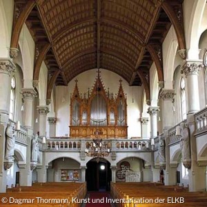 Innenraum mit Blick zur Orgel (Quelle: Dagmar Thormann, Kunst und Inventarisation der ELKB)