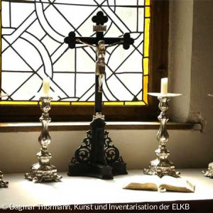 Altarkruzifix und Leuchter aus der Gereonskapelle