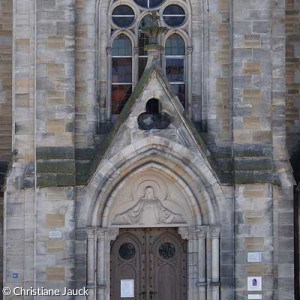 Hauptportal mit Maßwerkfenster (Quelle: Christiane Jauck)