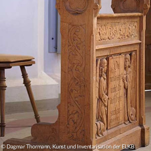 Betstuhl im Chorraum (Quelle: Dagmar Thormann, Kunst und Inventarisation der ELKB)