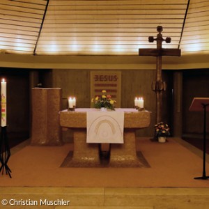 Kanzel, Altar und Standkreuz in der Christuskirche (Quelle: Christian Muschler)