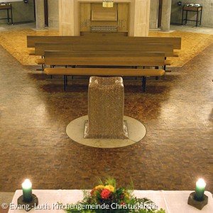 Taufstein in der Christuskirche (Quelle: Evang.-Luth. Kirchengemeinde Christuskirche)