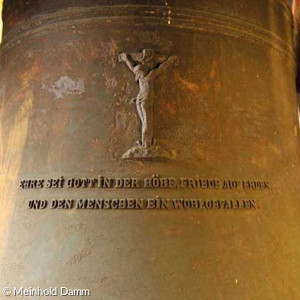 Emblem und Inschrift auf der großen Glocke (Quelle: Meinhold Damm)