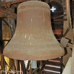 Kleine Glocke im Glockenstuhl (Quelle: Meinhold Damm)