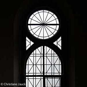 Heutige Verglasung der Fenster im Kirchenschiff (Quelle: Christiane Jauck)