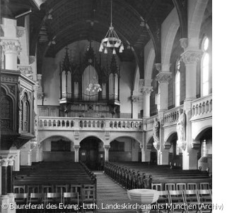 Innenraum mit Blick zur Orgel um 1955 (Quelle: Baureferat des Evang.-Luth. Landeskirchenamts München, Archiv)