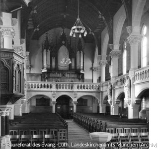 Innenraum mit Blick zur Orgel um 1955 (Quelle: Baureferat des Evang.-Luth. Landeskirchenamts München, Archiv)
