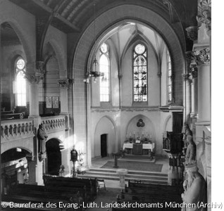 Innenraum mit Blick in den 1951 umgestalteten Chorraum (Quelle: Baureferat des Evang.-Luth. Landeskirchenamts München, Archiv)