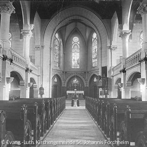 Innenraum mit Blick zum Altar zwischen 1902 und 1907 (Quelle: Evang.-Luth. Kirchengemeinde St. Johannis Forchheim)