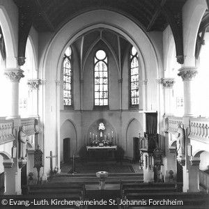 Erneuerter Innenraum mit Blick zum Altar (Quelle: Evang.-Luth. Kirchengemeinde St. Johannis Forchheim)