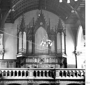Orgelgehäuse von 1896 bis 1962 (Quelle: Landeskirchenamt München, Landeskirchliches Baureferat, Archiv)