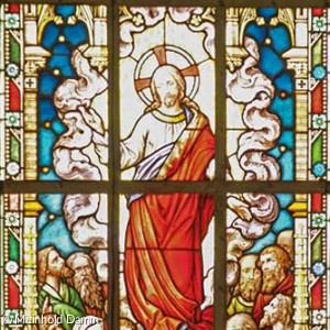 Rechtes Chorfenster: Himmelfahrt Christi (Quelle: Meinhold Damm)