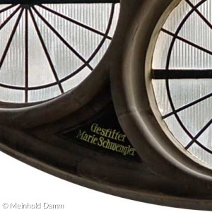Detail Fensterrosette: Stifterinschrift für die 1961 ersetzte Kunstverglasung der zehn kleineren Kreissegmente (Quelle: Meinhold Damm)