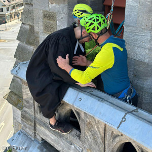 Pfarrer Kurth steigt über die Brüstung