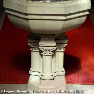 Taufstein mit Taufschale (Quelle: Dagmar Thormann, Kunst und Inventarisation der ELKB)